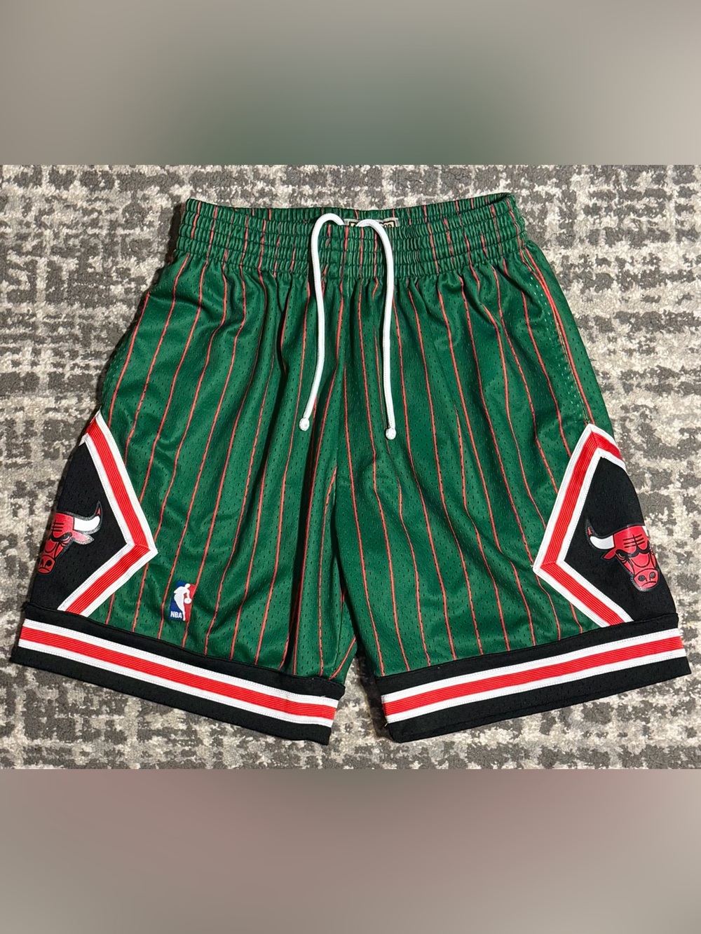 NWOT - Mitchell & Ness Chicago Bulls Green Pinstripe Basketball Shorts, Size - M